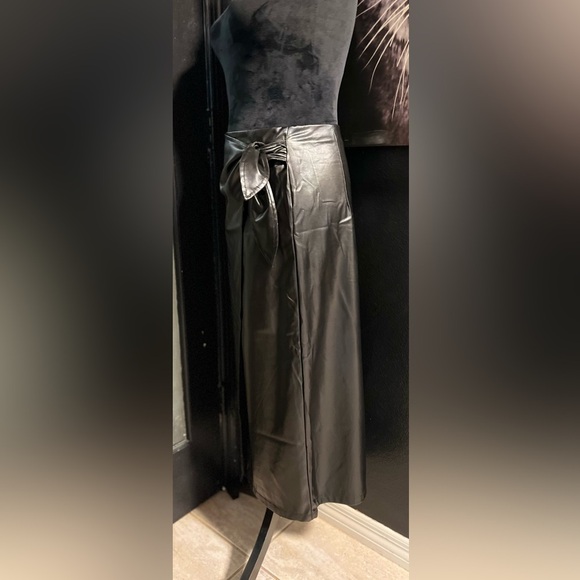 đź–¤SweatyRocks Elegant High Waist Knot Side Wrap PU Leather Midi Skirtđź–¤SZ Mđź–¤NWOT - Picture 10 of 15